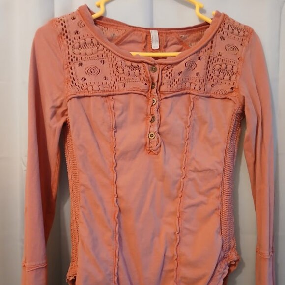 FREE PEOPLE Shell Lace Henley T-shirt Top XS Pink Scoop neck Gold Coast LS - Picture 2 of 10